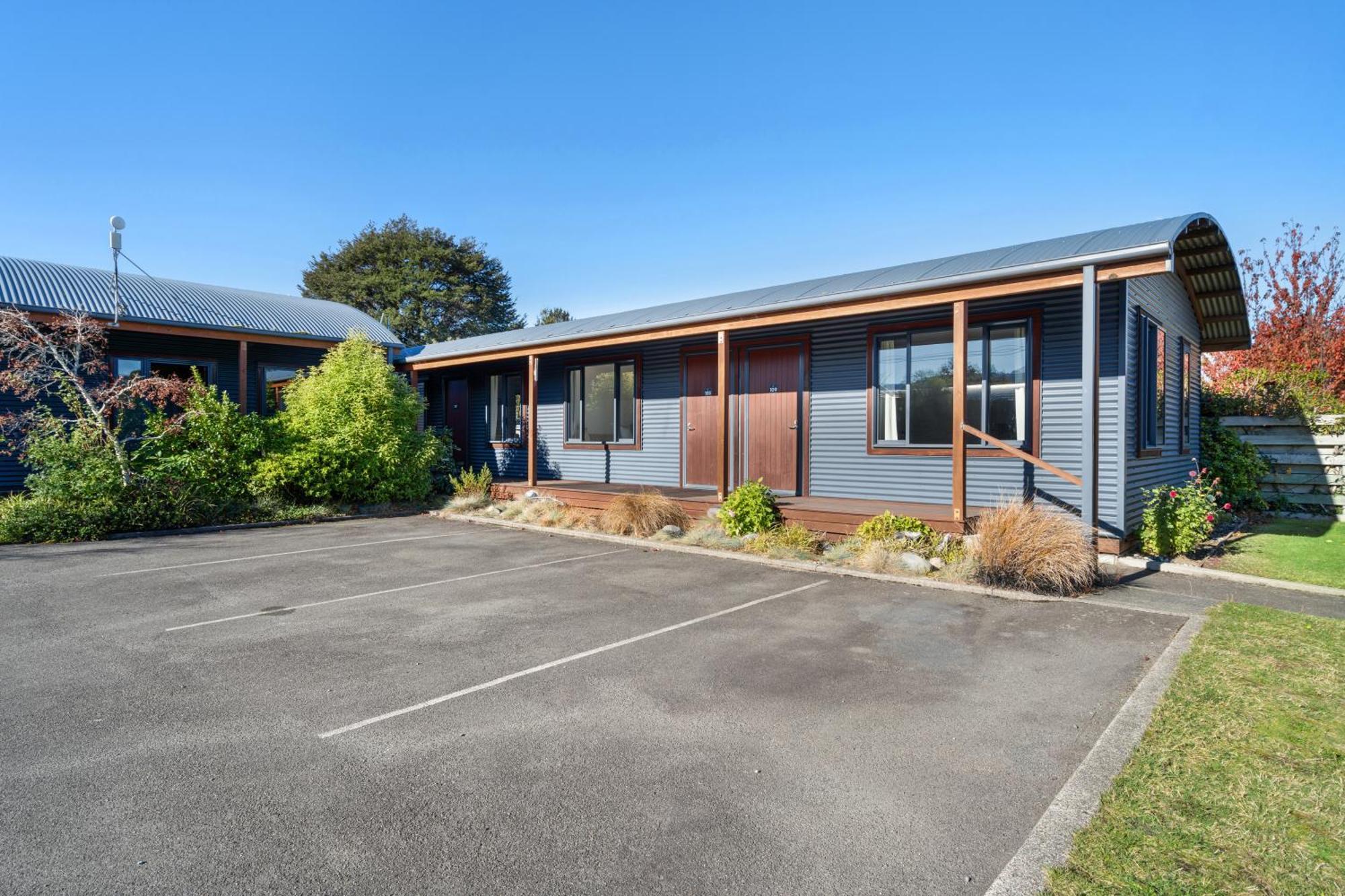 Tasman Holiday Parks - 蒂阿瑙湖 外观 照片 The former station building at the station's current location