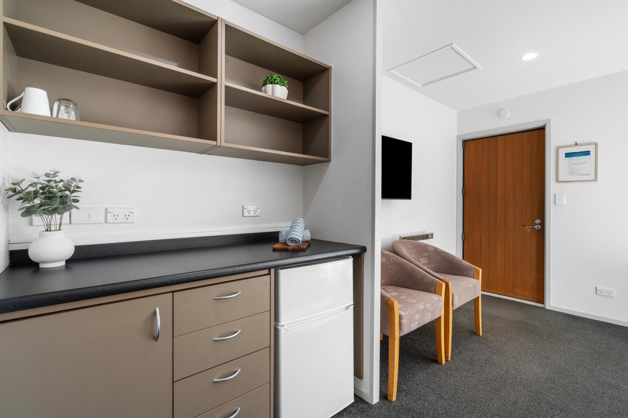Tasman Holiday Parks - 蒂阿瑙湖 外观 照片 A typical room at the hospital