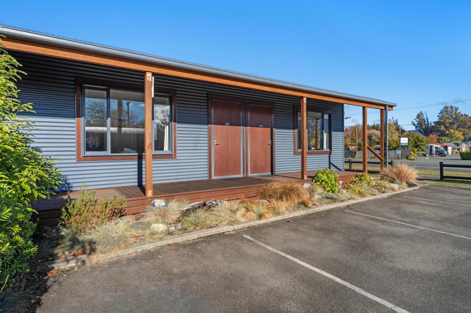 Tasman Holiday Parks - 蒂阿瑙湖 外观 照片 The former school hall, now the school library