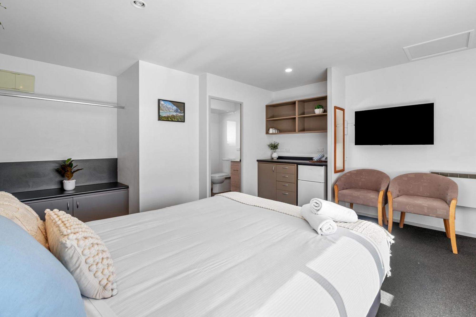 Tasman Holiday Parks - 蒂阿瑙湖 外观 照片 A typical studio apartment